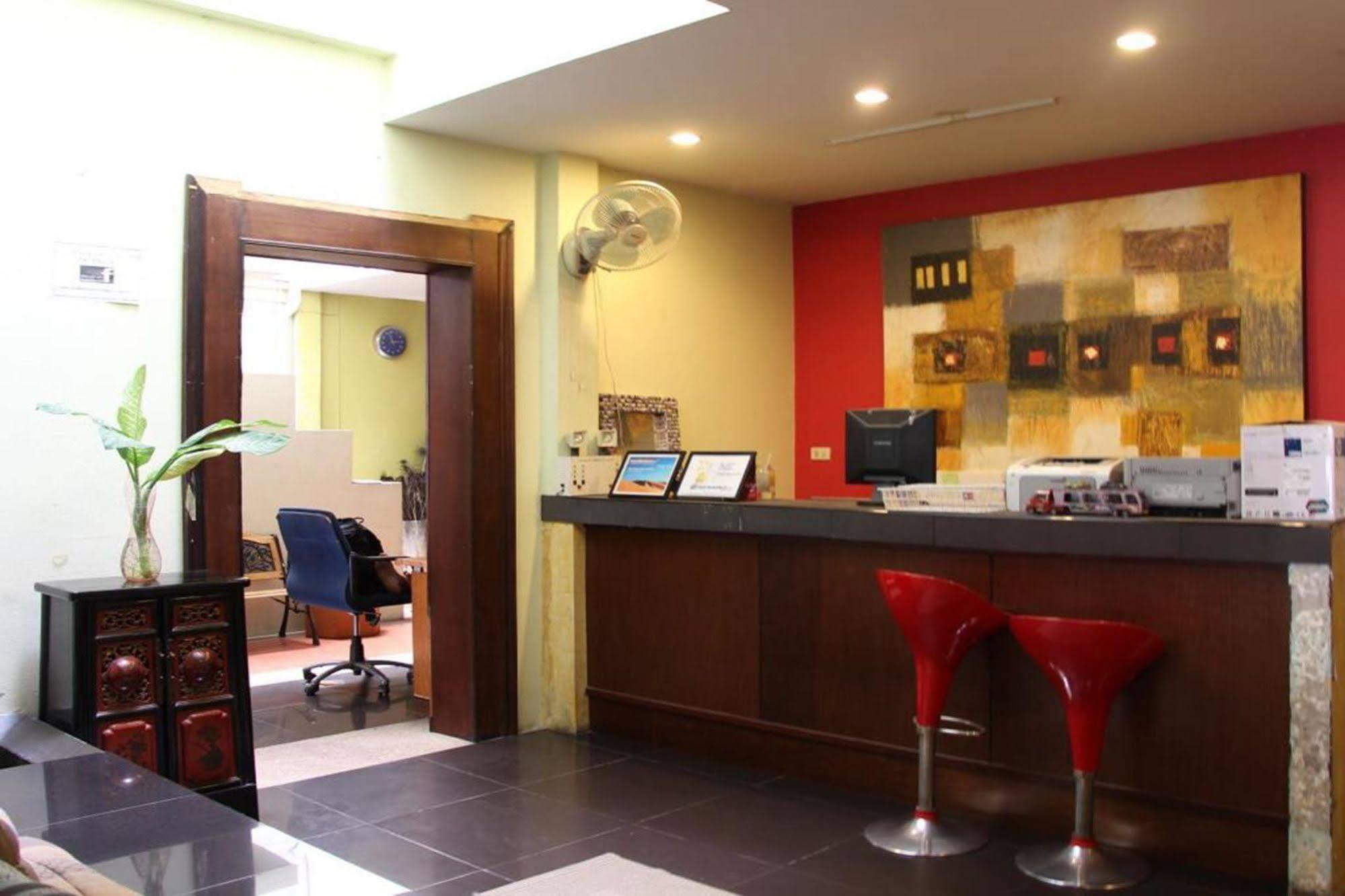 Oyo 1054 Phuket Backpacker Hostel Exterior photo